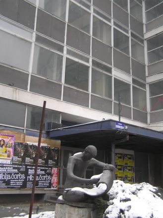 Enligt google-kartan befann jag mig fortfarande på Brankova-gatan, men gatuskylten sade något annat. Jag tittade närmare på huset eftersom det hade nummer 18, och vandrarhemmet skulle ligga på Brankova 18.